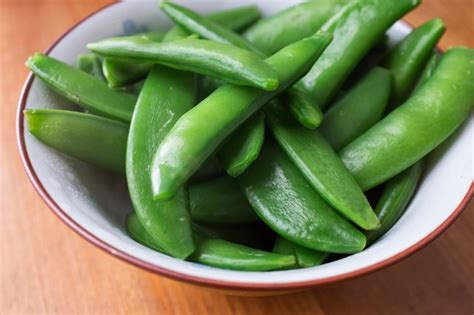 how-to-cook-snow-peas-by-boiling-them-livestrong image