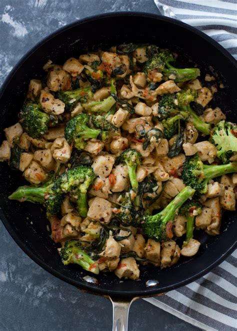 15-minute-keto-garlic-chicken-with-broccoli-and-spinach image