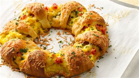 bacon-egg-and-cheese-brunch-ring image