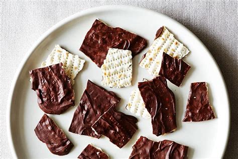 how-to-make-chocolate-covered-matzo-at-home image