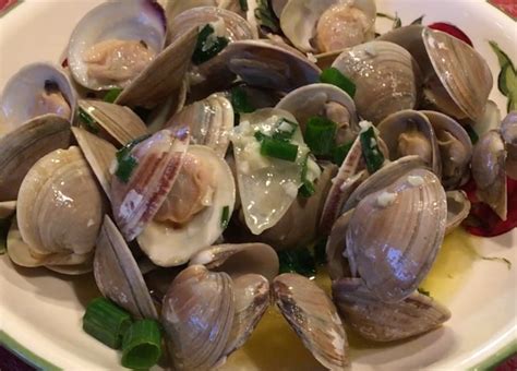 buttery-garlicky-steamer-clams-rogers-kitchen image