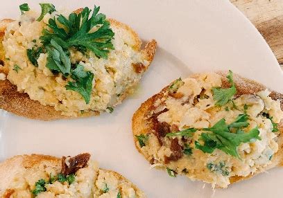 chickpea-bruschetta-with-sun-dried-tomatoes-avogel image