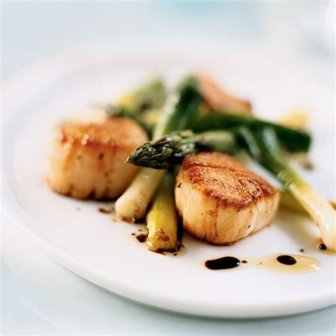 seared-scallop-salad-with-asparagus-and-scallions image