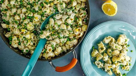 pasta-with-ricotta-and-peas-recipe-rachael-ray-show image