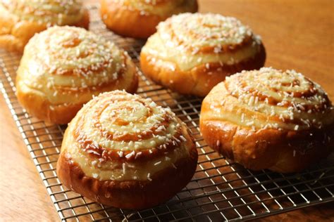 daring-bakers-asian-coconut-custard-buns-korena-in image