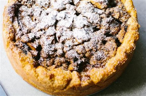 caramelized-maple-apple-pie-with-candied-bacon image