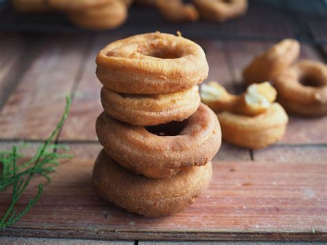smultringer-norwegian-doughnuts-served-with-a-simple image
