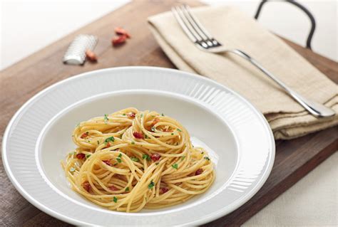 spaghetti-with-garlic-oil-and-chili-pepper-oldways image
