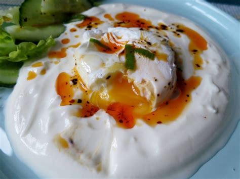 poached-eggs-with-garlic-yoghurt-turkish image