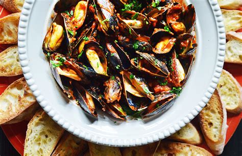 mussels-fra-diavolo-andrew-zimmern image