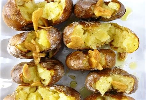 smashed-potatoes-batatas-a-murro-easy-portuguese image