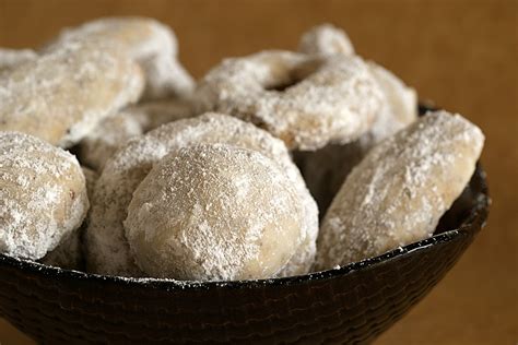 nutty-hazelnut-crescent-cookies-bake-or-break image