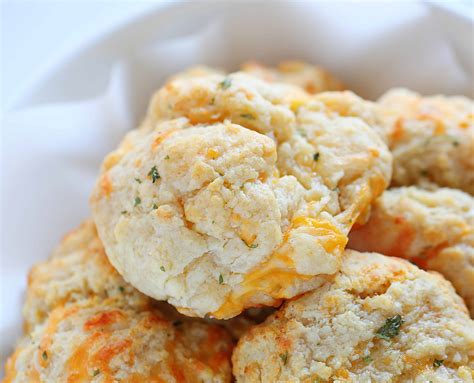 red-lobster-cheesy-garlic-biscuits-i-am-baker image