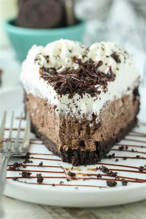 no-bake-chocolate-marshmallow-pie-beyond-frosting image