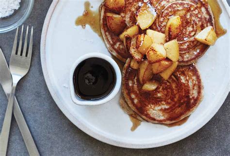 rye-pancakes-with-maple-pear-compote-leites image