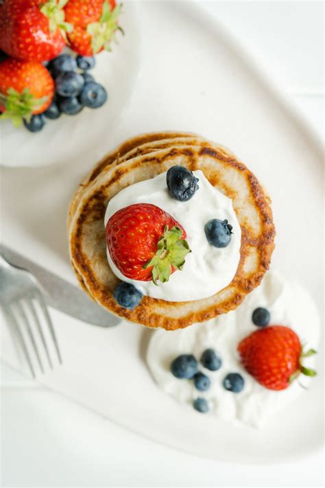 3-ingredient-oatmeal-cottage-cheese-protein-pancakes image
