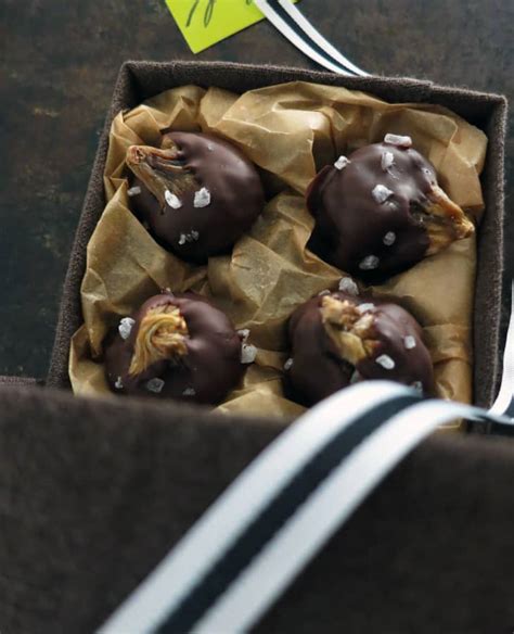 homemade-gift-recipe-chocolate-dipped-figs-with-sea image