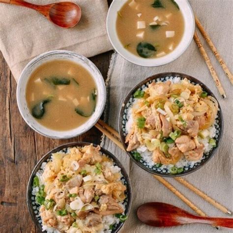 oyakodon-japanese-chicken-egg-rice-bowls-the image