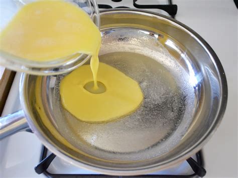 how-to-make-scrambled-eggs-foodcom image