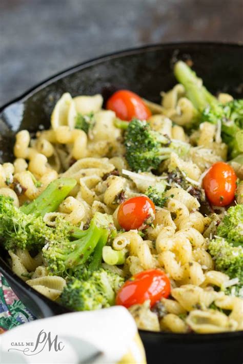 20-minute-stovetop-sun-dried-tomato-broccoli-pesto-pasta image