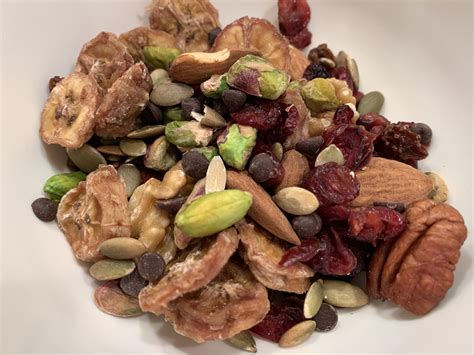 how-to-make-an-easy-antioxidant-trail-mix image