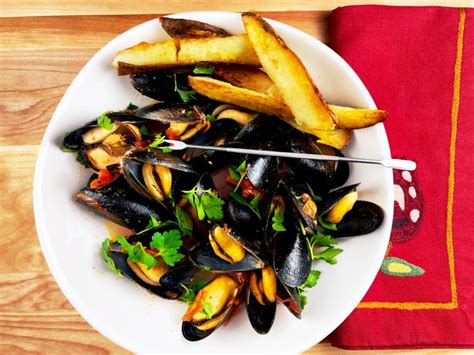 steamed-mussels-with-crispy-oven-fries-hummingbird image
