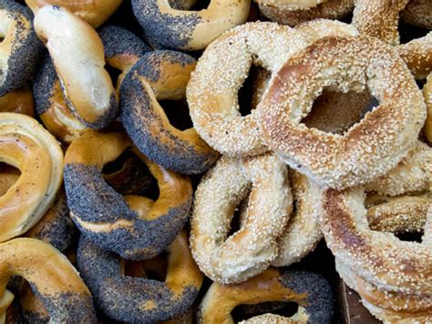 bagels-in-montreal-quebec-local-food-guide-eat image