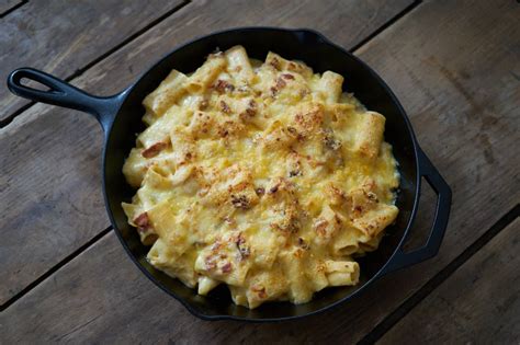 creamy-pasta-with-bacon-and-cheese-ptes-aux image