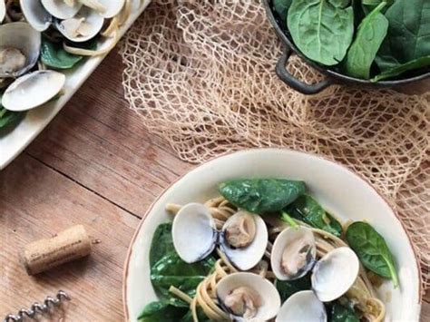 linguine-with-clams-and-baby-spinach-share-the-pasta image