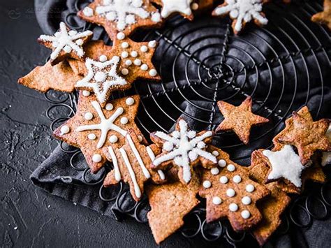 low-carb-decorated-gingerbread-cookies-ketodiet image