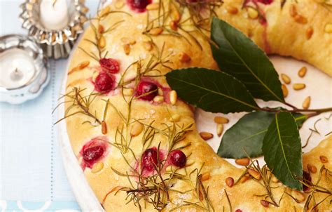 christmas-bread-wreath-baking-recipes-goodto image