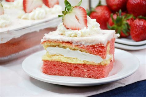 easy-strawberry-twinkie-cake-recipe-oh-my-creative image