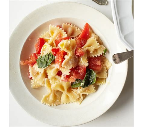raw-summer-tomato-sauce-for-pasta-lidia image