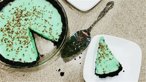 grasshopper-pie-with-marshmallows-no-alcohol-chocolate image