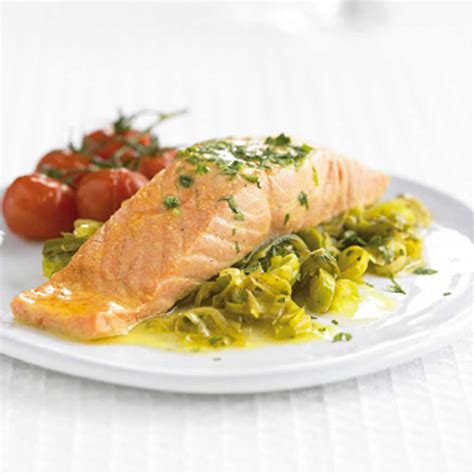 aromatic-salmon-and-leek-parcels-filippo-berio image