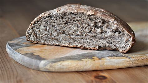 how-to-bake-authentic-russian-style-dark-bread-at-home image