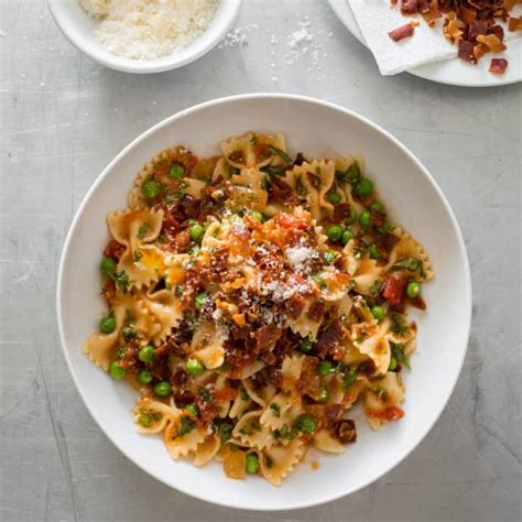 farfalle-with-crispy-prosciutto-and-peas-cooks image