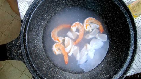 authentic-thai-rad-na-recipe-stir-fried-noodles-in-gravy image