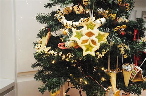 edible-christmas-decorations-a-christmas-tree-you-can-eat image