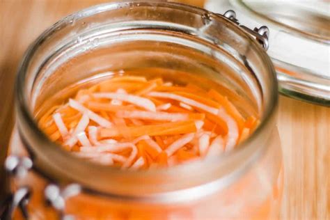 fast-vietnamese-pickled-carrots-and-daikon-do-chua image