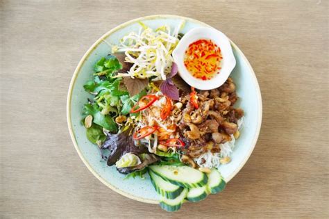 vietnamese-grilled-pork-noodle-salad-bun-thit-nuong image