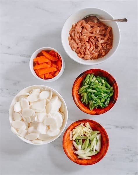 chinese-rice-cake-soup-年糕汤-the-woks-of-life image