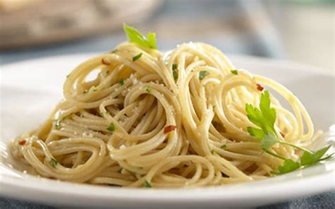 thin-spaghetti-with-garlic-red-pepper-and-olive-oil image