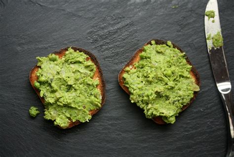 mushy-peas-on-toast-with-mint-irish-food image