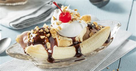 13-banana-split-toppings-insanely-good image
