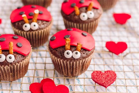 the-most-adorable-ladybug-cupcakes-ever-seelindsay image