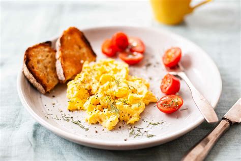 how-to-make-the-best-scrambled-eggs-simply image
