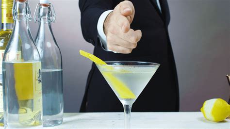 james-bonds-vesper-martini image