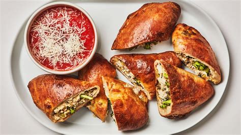 what-is-the-difference-between-a-calzone-and-a-stromboli image
