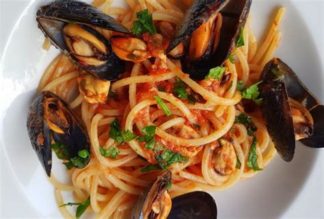 spaghetti-with-mussels-alla-tarantina-the-pasta-project image